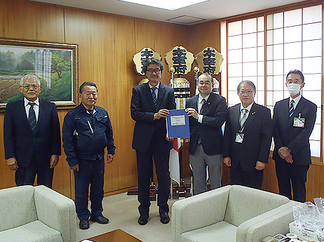 太宰府市役所にて贈呈