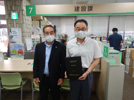 大刀洗町役場にて贈呈